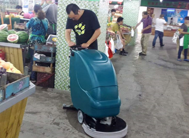 洛阳某农贸市场采购迈森自动手推式洗地机