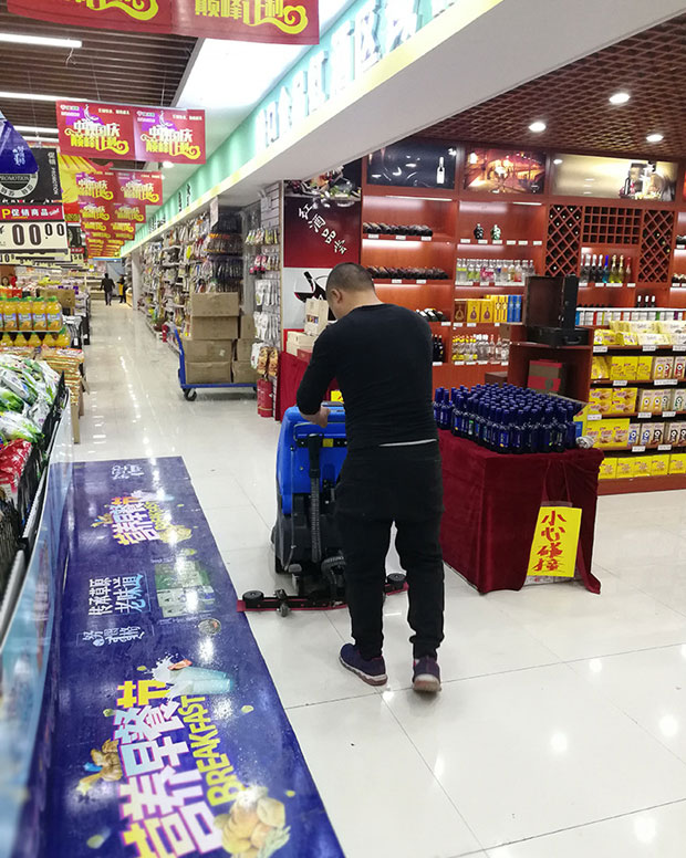 许昌大型超市用洗地机应用现场